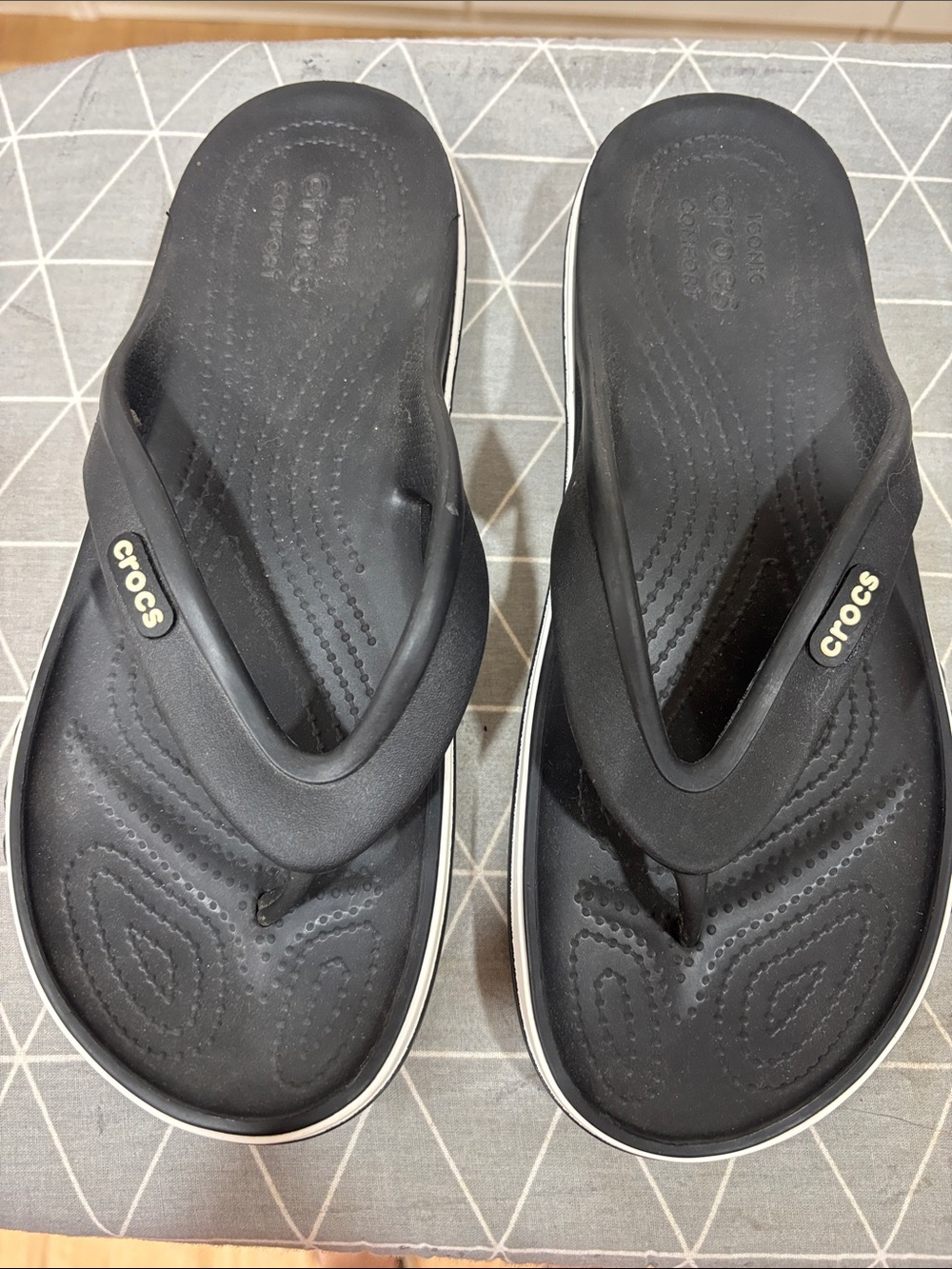 Crocs flip flops Men’s sz 6, women sz. 8, black and white like new